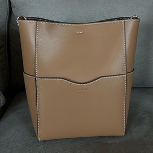 Aallyn bucket bag